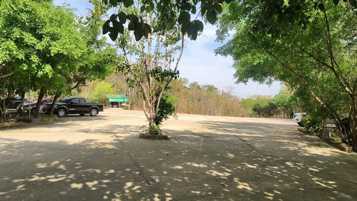 ลานจอดรถวัดถ้ำผาเกิ้ง จังหวัดขอนแก่น ใกล้ทางขึ้นวัด